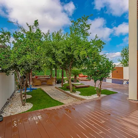 וילה Near By The Land Of Legends , Luxury Spartacus באלאק